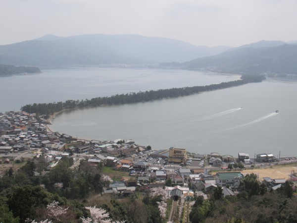 1泊2日の職員旅行です。1日目は嵐山、2日目は天橋立へ。桜満開のなか、同僚と親睦を深め、素敵な時間をともにしました。